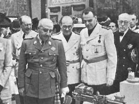 Luis de Sala y María [con gafas, segundo a la derecha] junto al General Franco en la inauguración de la Exposición Nacional de Escuelas de Artes y Oficios en 1945. 